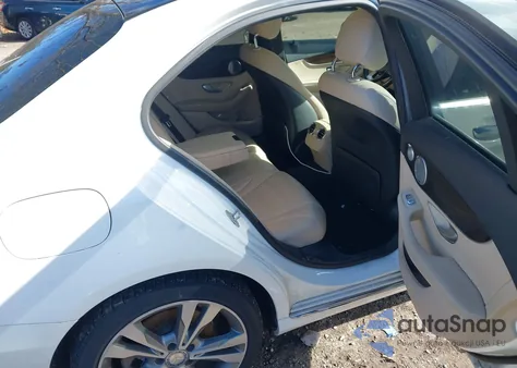 2015 Mercedes-Benz C 300 4Matic z USA, uszkodzony, nr VIN 55SWF4KB5FU033583